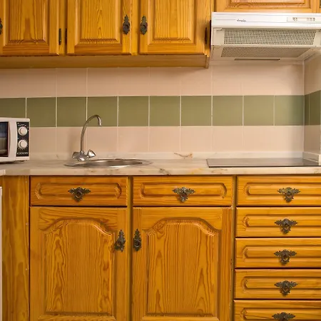 Ξενοδοχείο με διαμερίσματα Ourabay - Art & Holidays