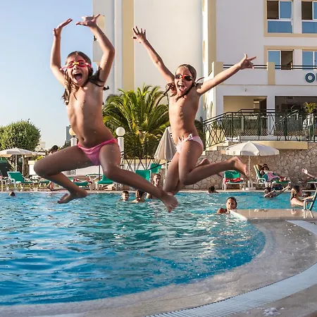 Ξενοδοχείο με διαμερίσματα Ourabay - Art & Holidays