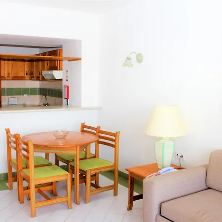 Ξενοδοχείο με διαμερίσματα Ourabay - Art & Holidays