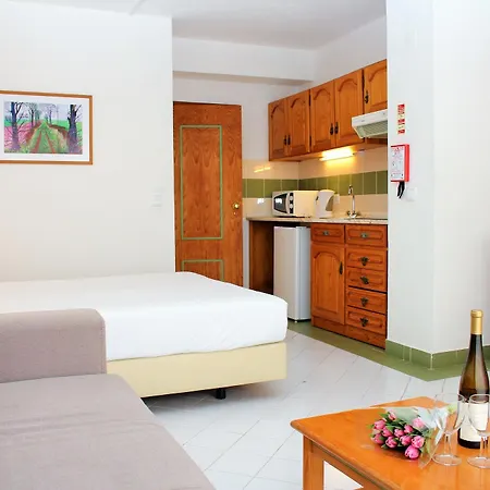 Ξενοδοχείο με διαμερίσματα Ourabay - Art & Holidays 4*