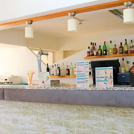 Ξενοδοχείο με διαμερίσματα Ourabay - Art & Holidays 4*