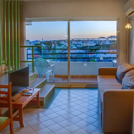 Ξενοδοχείο με διαμερίσματα Ourabay - Art & Holidays